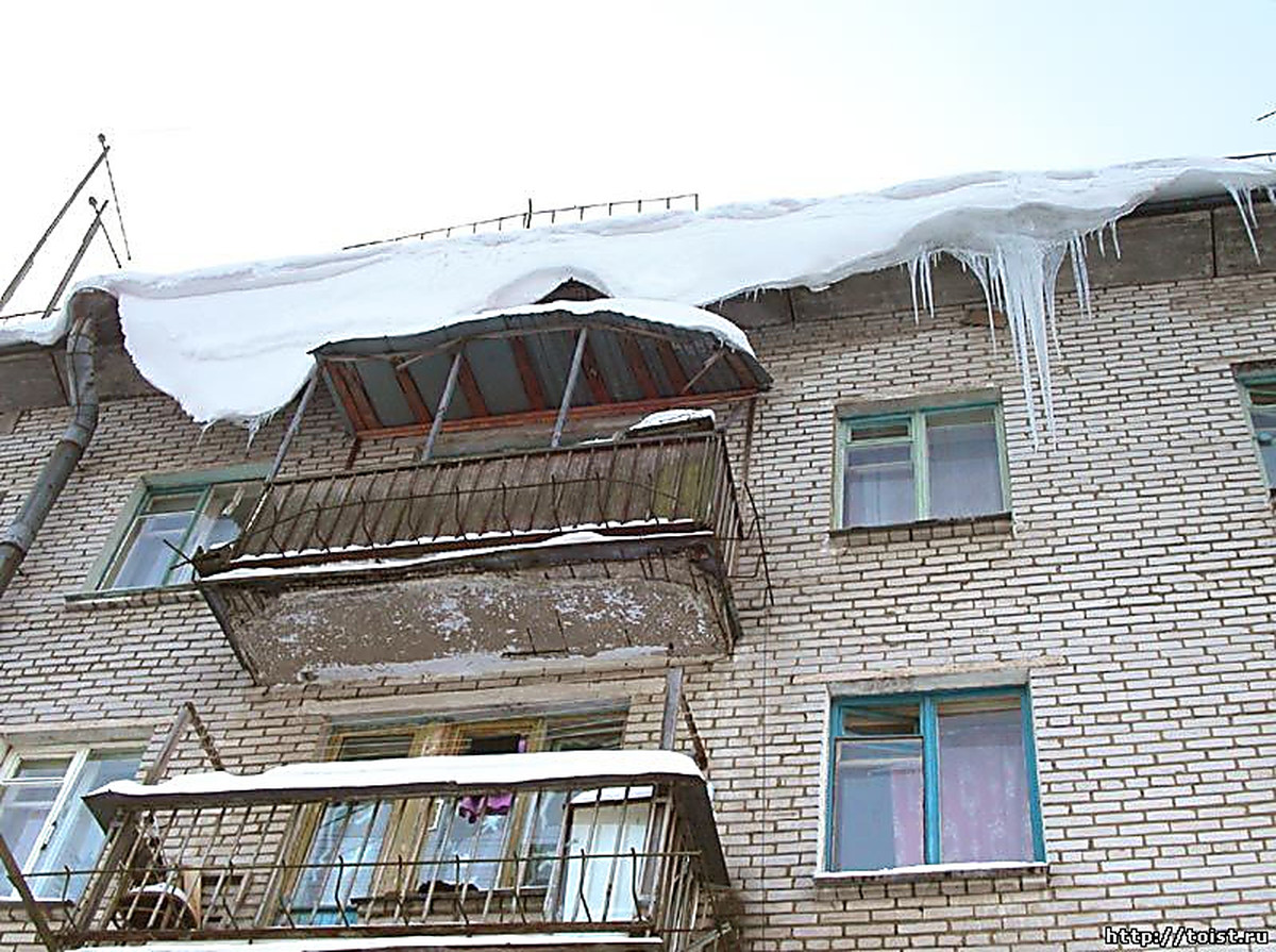 Сход снега с крыши домов