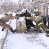 Машины и бетонные блоки мешают проезду спецслужб в Уральске
